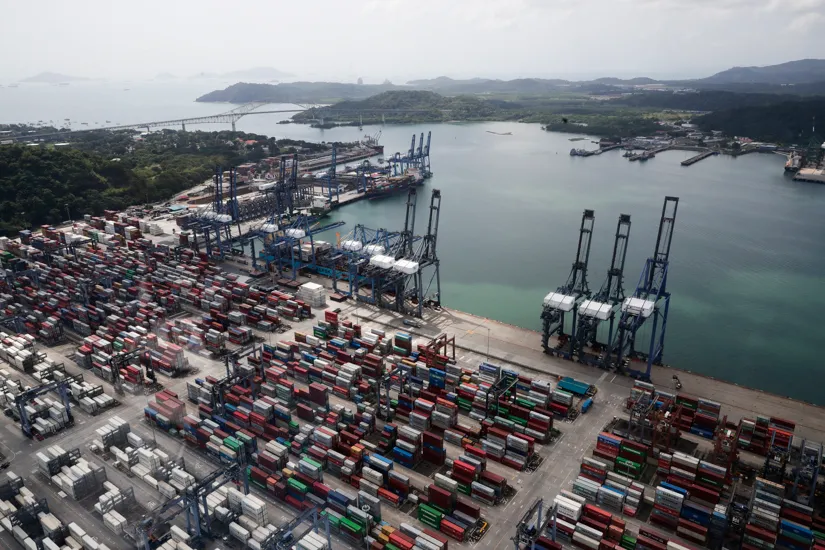 bloqueos en canales de Suez y Panama