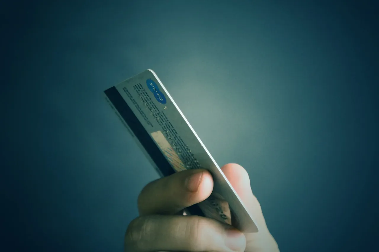 Los skimmers capturan el número de la tarjeta y otros datos de la banda magnética, que pueden utilizarse para usurpar la iden