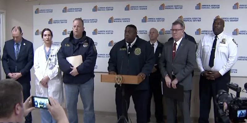 4 personas muertas y 2 agentes heridos tras apuñalamiento en casa de Queens