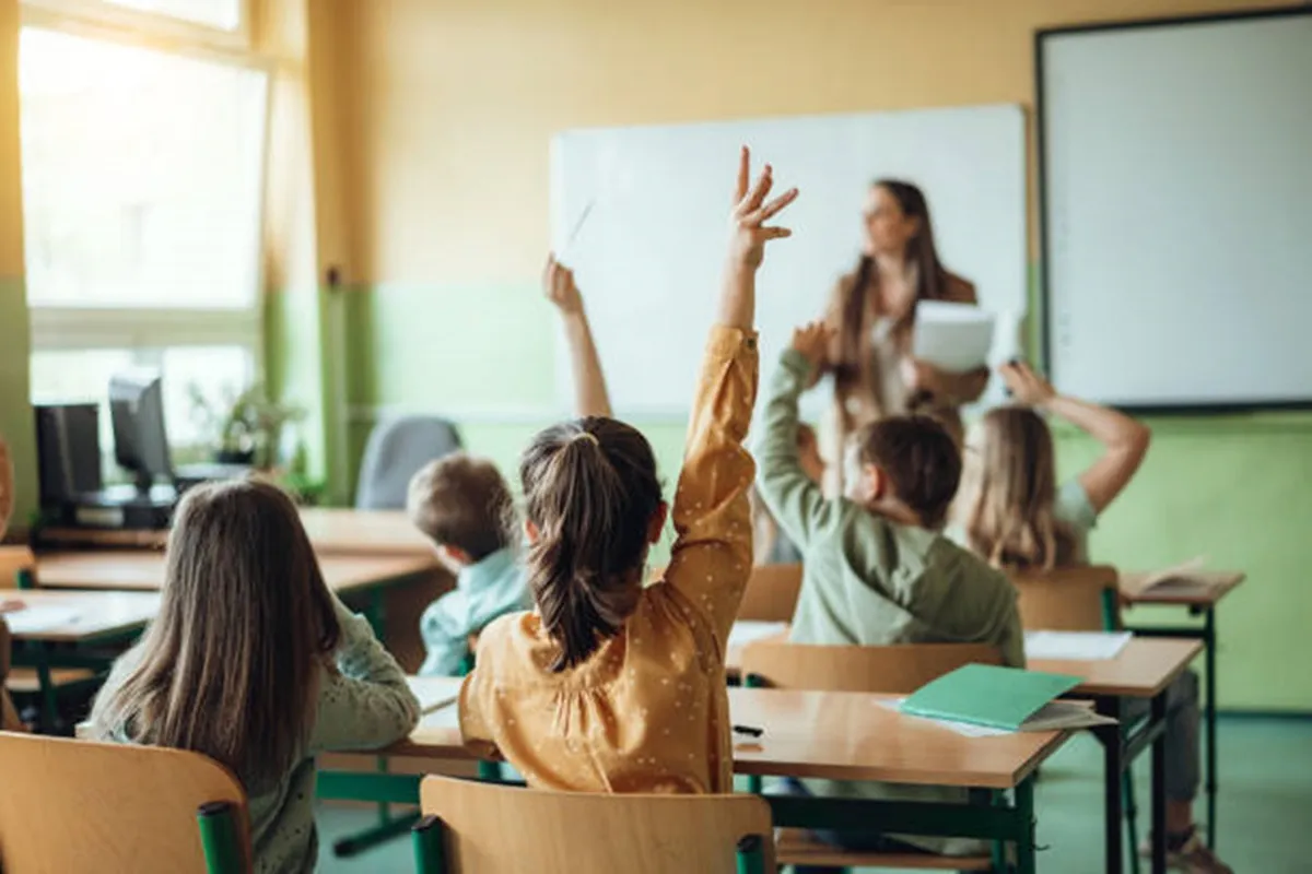 Imagen referencial estudiantes en un salón de clases. Foto: iStock.