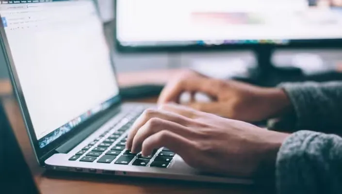 Cómo la tecnología deepfake está causando revuelo debido a las fotos "desnudas" generadas por inteligenia artificial. Foto de
