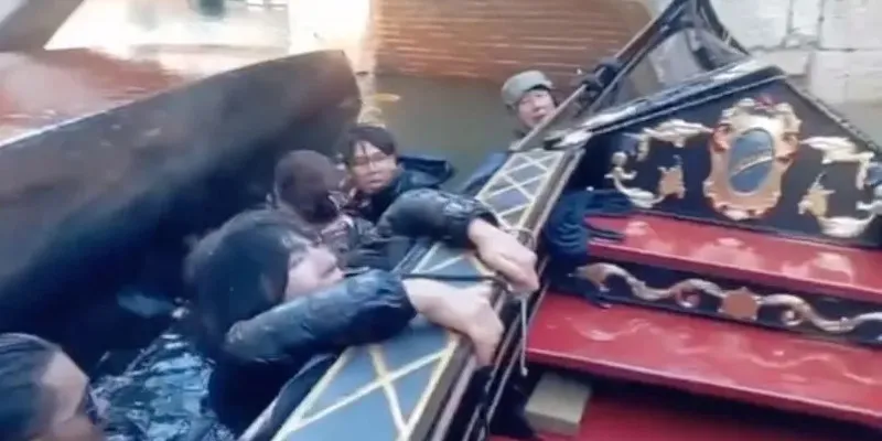 Turistas en Venecia vuelcan su góndola luego de negarse a sentarse