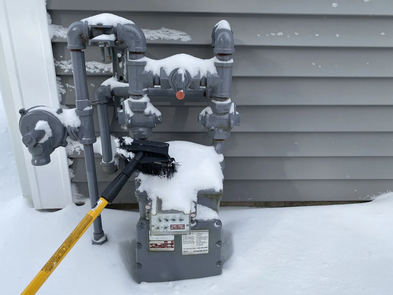 ¿Sabías que la nieve y el hielo acumulados pueden dañar los contadores y las tuberías de gas?