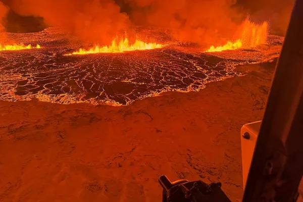 Erupción volcánica en Islandia causa fuertes corrientes de humo contaminante que alertaron a la población de la capital. Foto