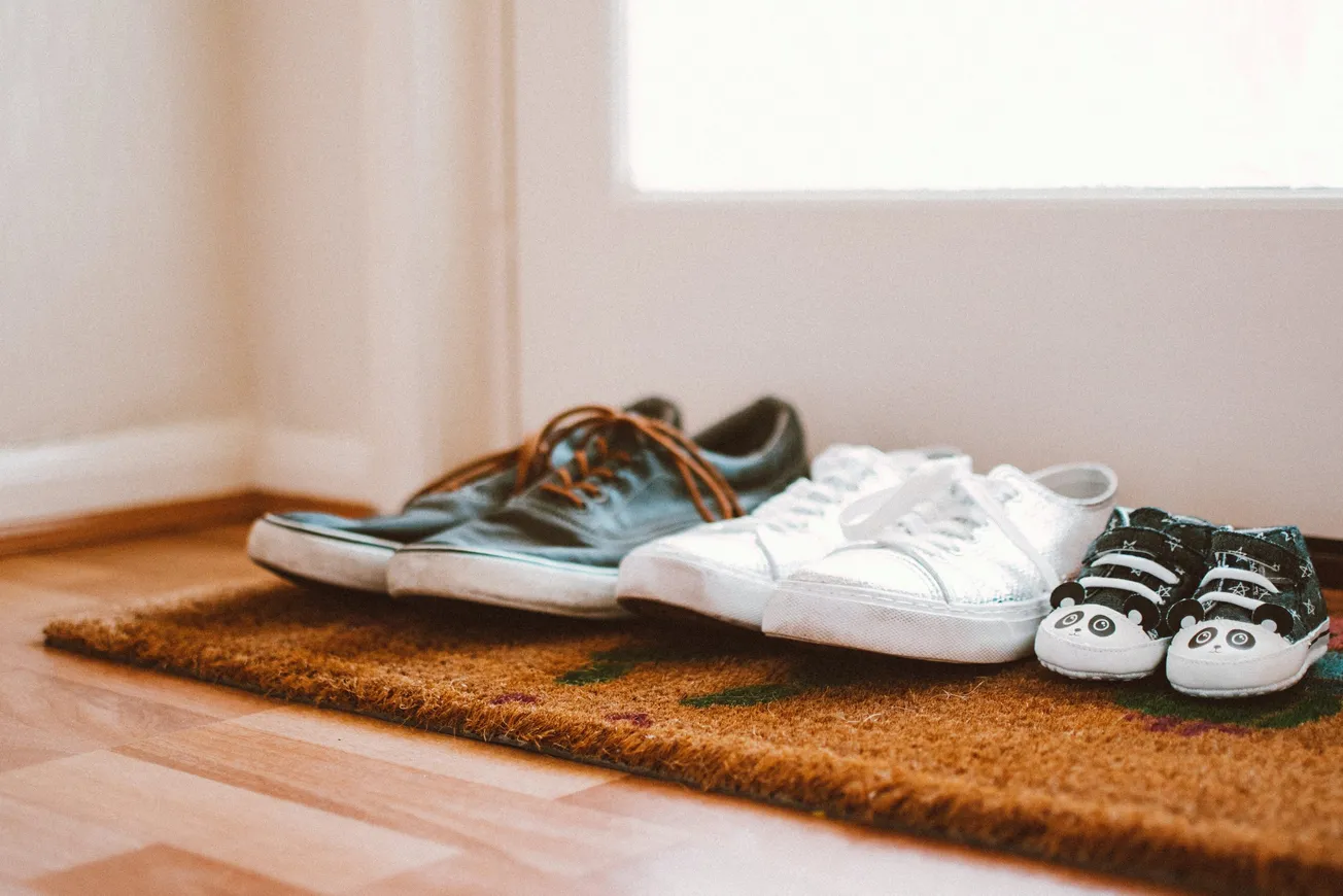 los zapatos en interiores, sus riesgos y como evitarlo