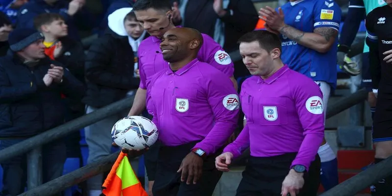 árbitro afroamericano en la Premier League