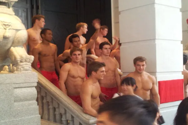 abercrombie & fitch demandado por su exceo