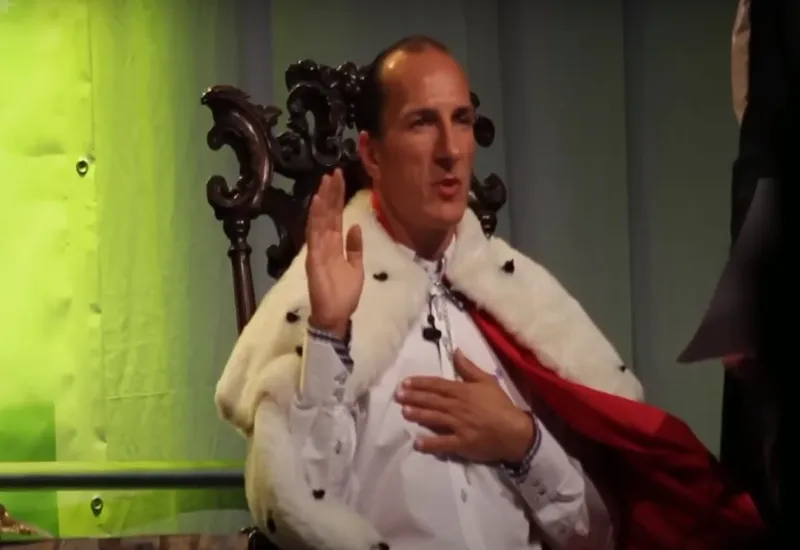 Lider del movimiento extremista independentista Konisreich Deutschland, Peter Fitzek, coronado por su propio "Estado" ilegíti
