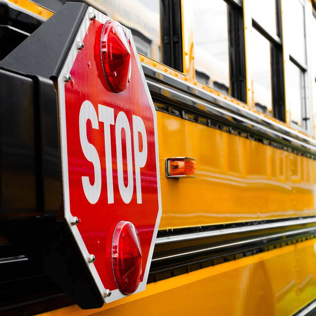 Autobús escolar presenta fallas y choca contra otros vehículos frente a una escuela en Boston