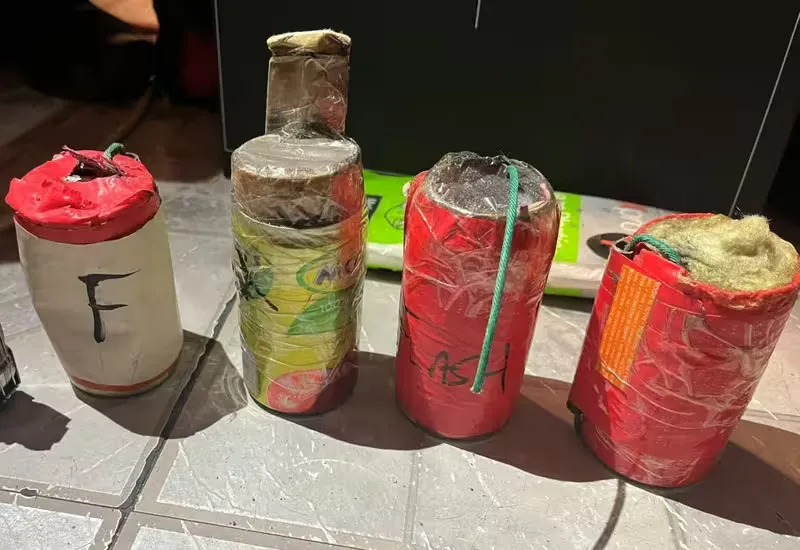 Las bombas caseras encontradas en el apartamento de los Hatziagelis en NYC. Foto de Melinda Katz.