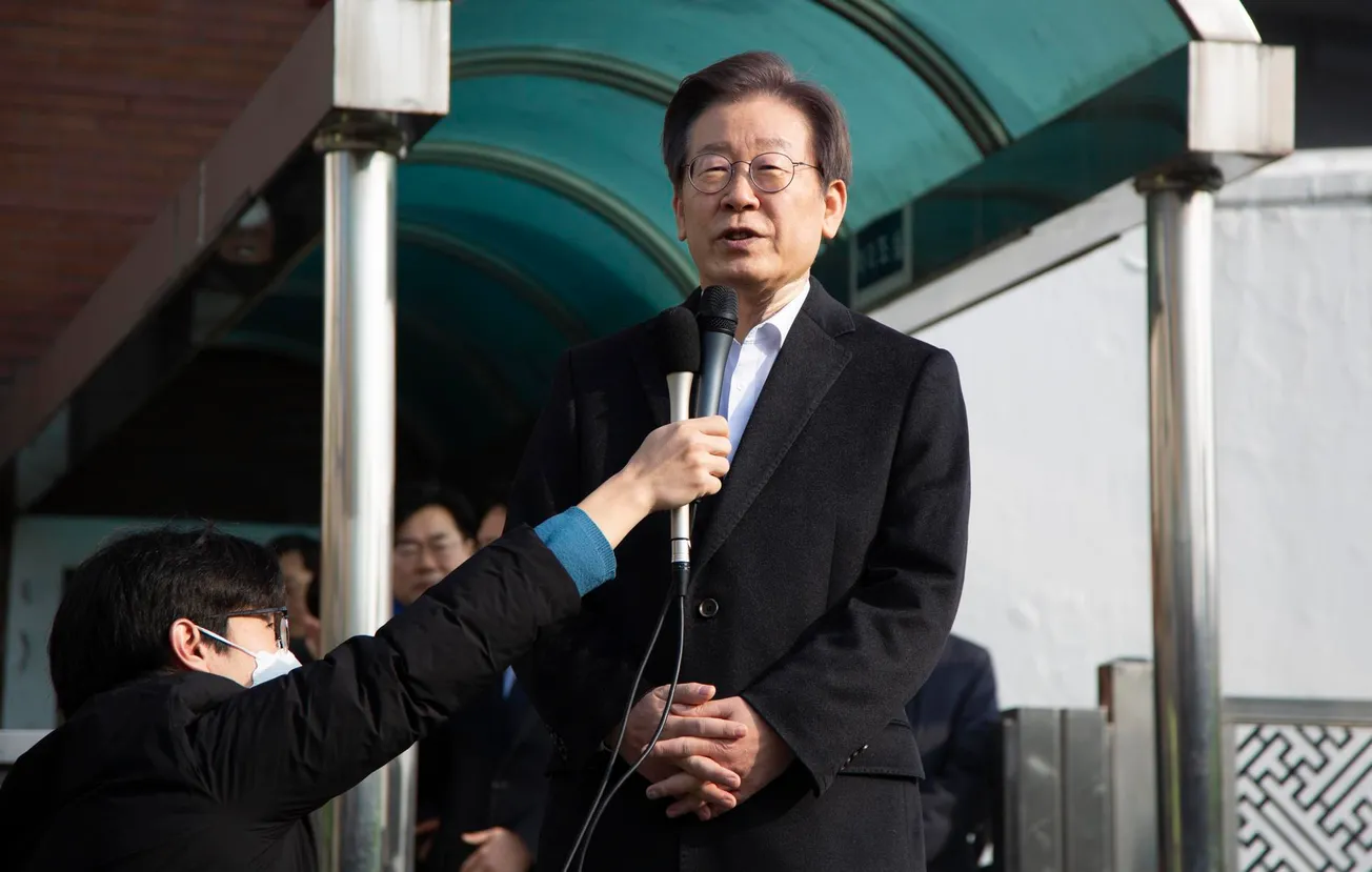 Líder opositor surcoreano Lee Jae-myung sale del hospital tras ataque