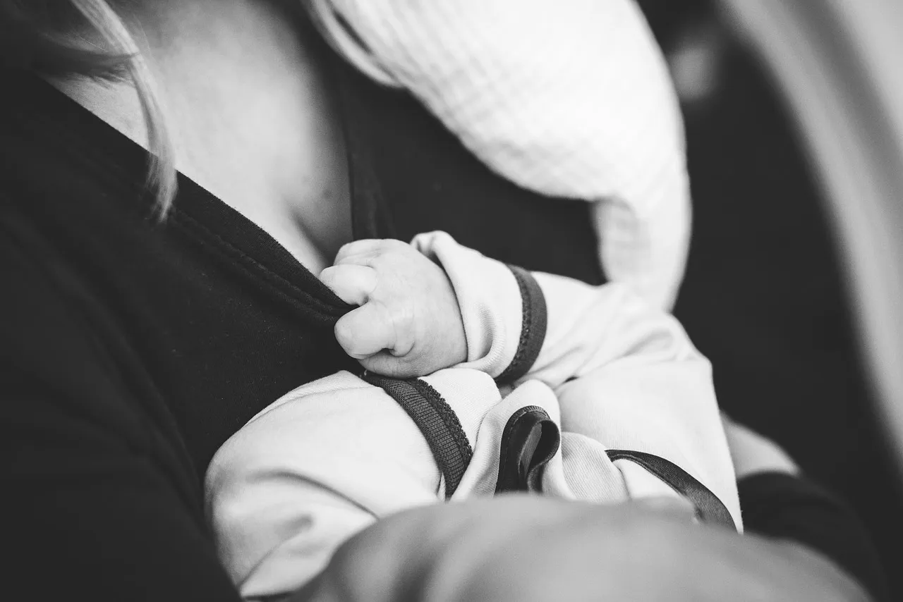 Un bebé alimentado con leche materna pueden tener un menor riesgo de padecer enfermedades. Foto: Pexels.
