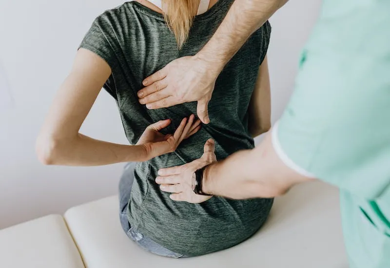 Los ejercicios recomendados y contraindicados para las personas que padezcan de hernia discal. Foto de Karolina Grabowska /pe