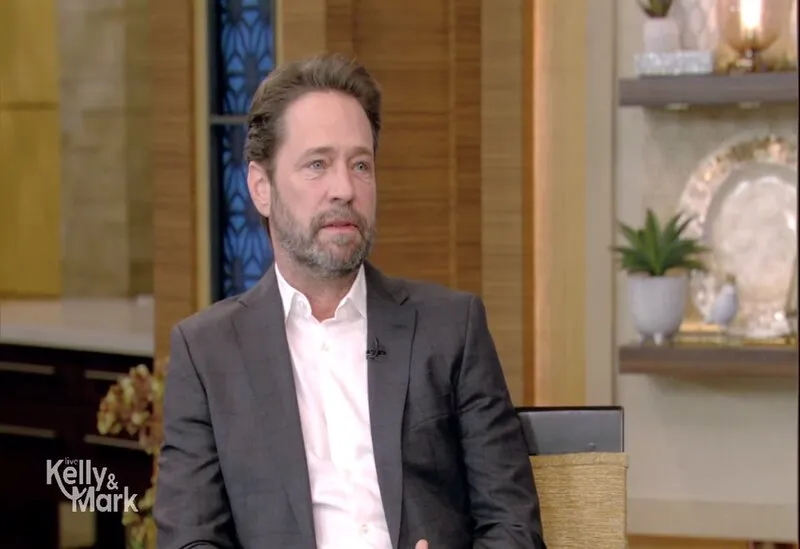 Jason Priestley reveló en una entrevista, el reto que compartía con su antiguo compañero de piso Brad Pitt en los 90s. Captur