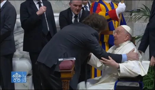 Abrazo entre el papa Francisco y Javier Milei causa revuelo