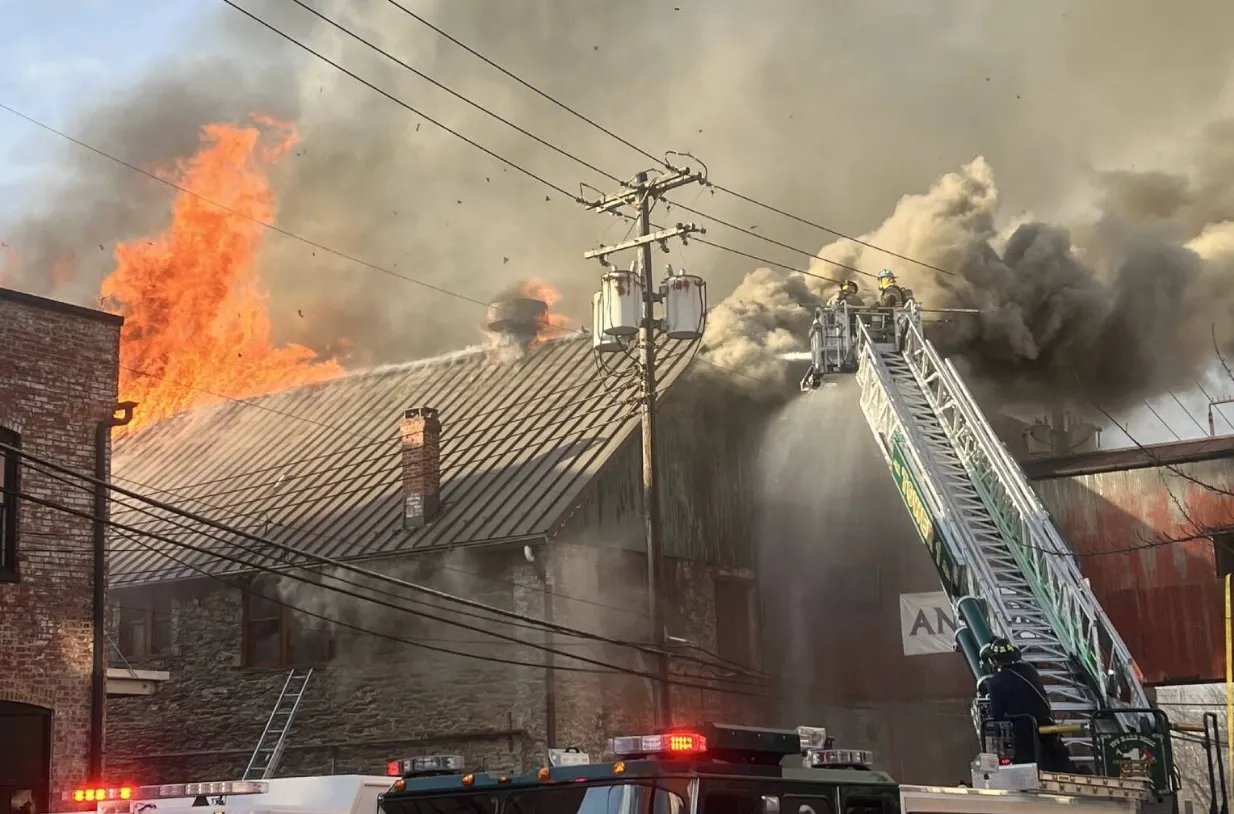 Un incendio en un edificio histórico de Frederick provoca cortes de electricidad