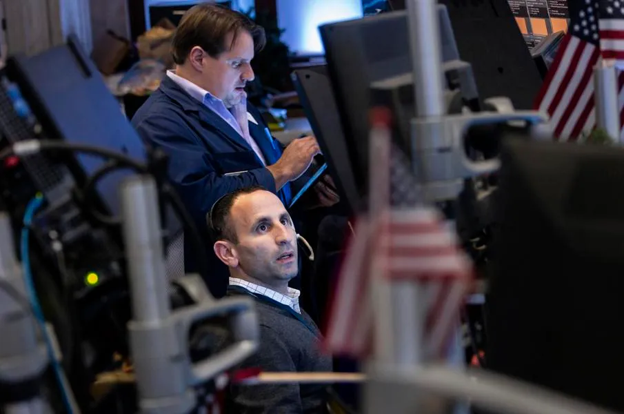 Las acciones disminuyen en la antesala de un informe clave sobre inflación