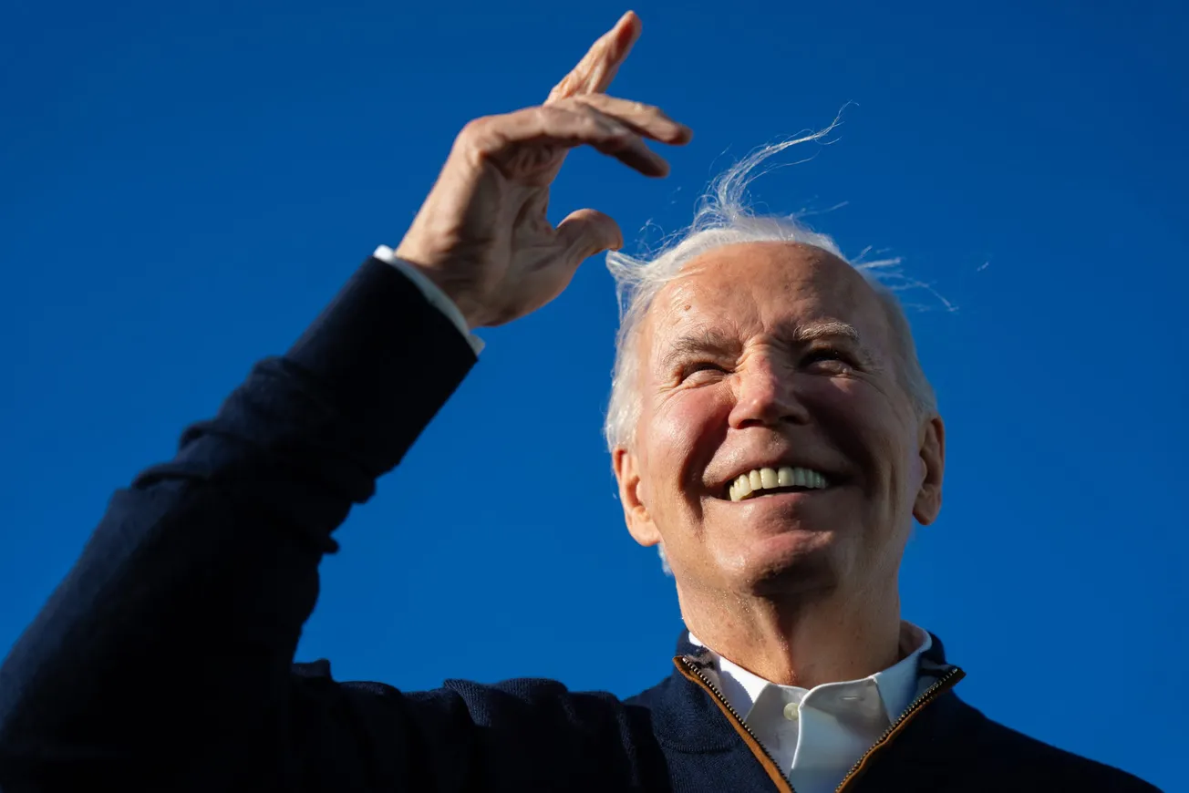 Efigie de Biden es golpeada y pateada en evento del GOP del condado de Kansas