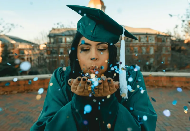 Latinas en EEUU avanzan en educación universitaria pero no en salarios