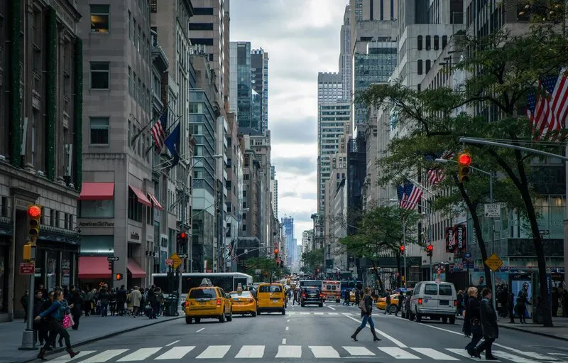 La economía de EEUU crecerá este año más de lo esperado: ¿A qué se debe?