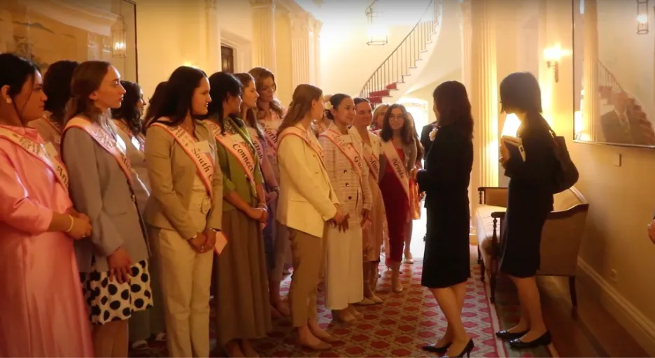 Jóvenes representando diferentes estados se reunieron con la Primera Dama de Japón en Washington, D.C. para un intercambio cultural