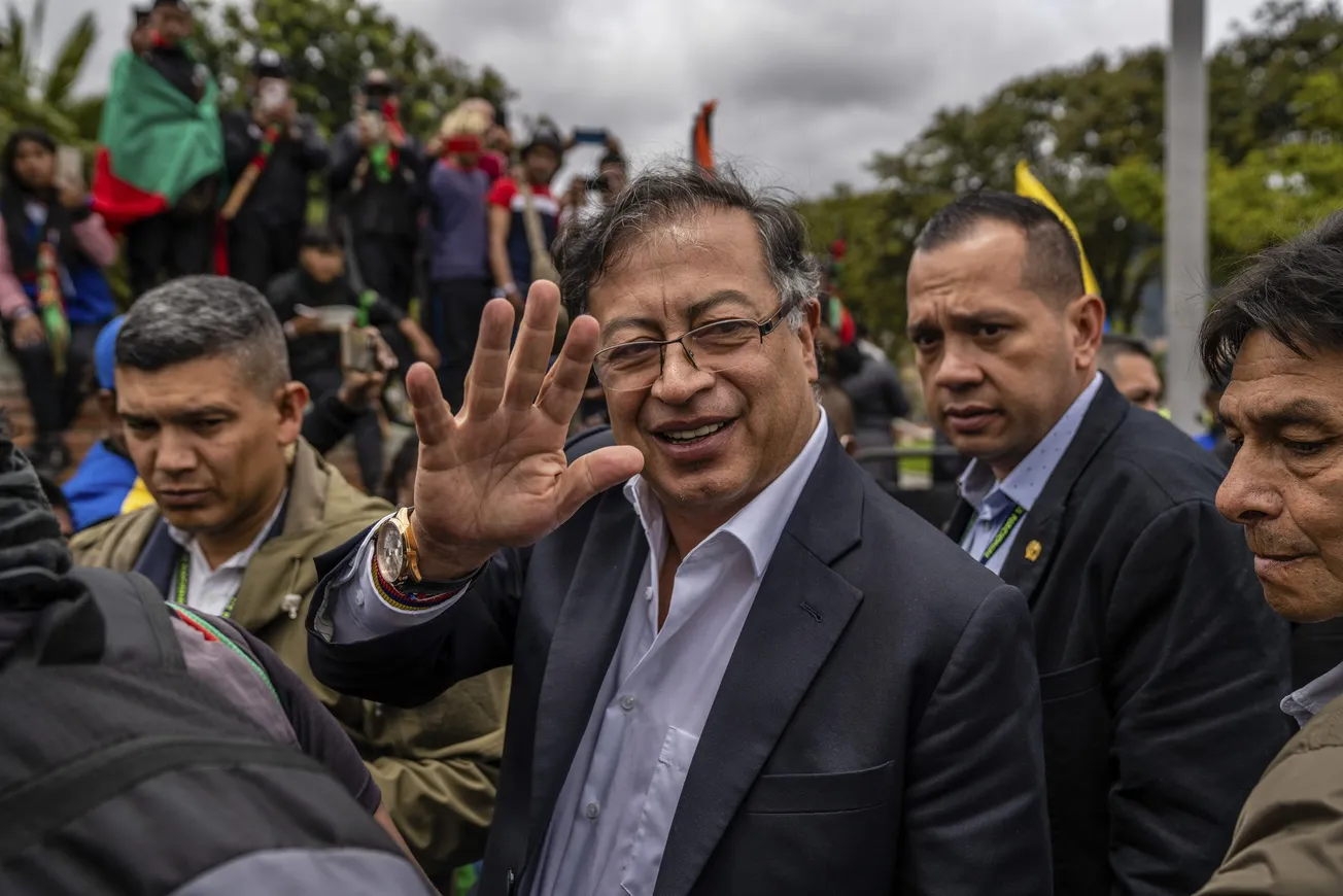 Petro se radicaliza con su propuesta de reescribir la constitución