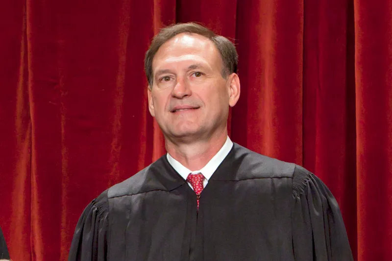 Juez Alito rechaza apartarse de casos relacionados a Trump y el asalto del 6 de enero al Capitolio