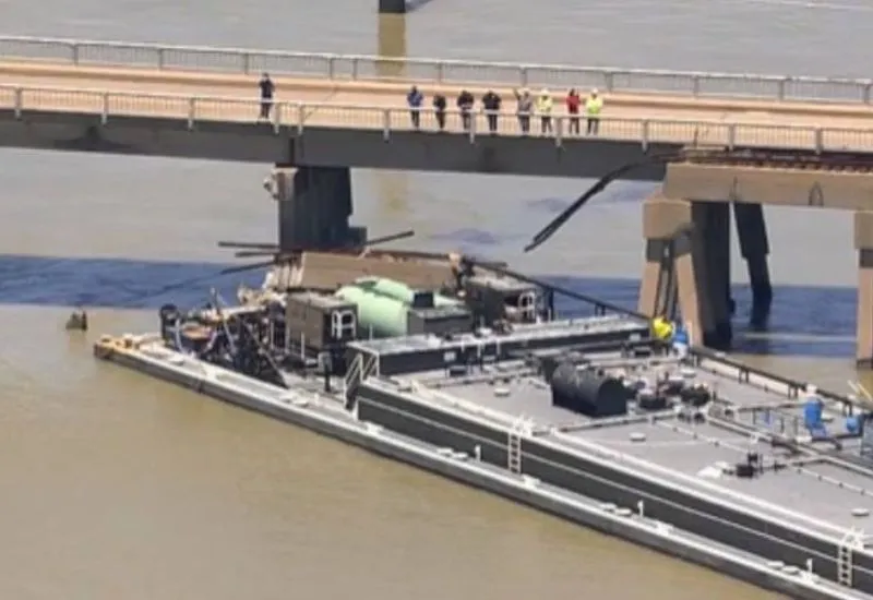 Barcaza choca con un puente en Texas provocando un derrame de petróleo