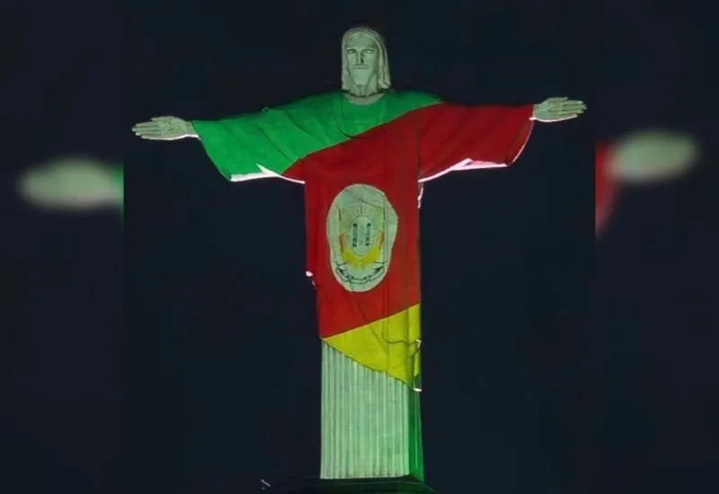 Iluminan el Cristo Redentor en señal de apoyo a las victimas de las inundaciones