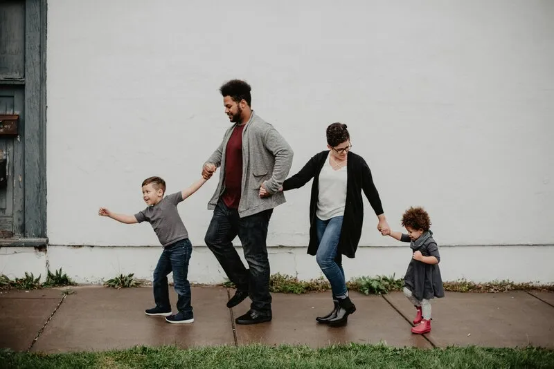 ¿Por qué a los padres con hijos menores de 18 años les resulta más difícil enfrentar la inflación en EEUU?
