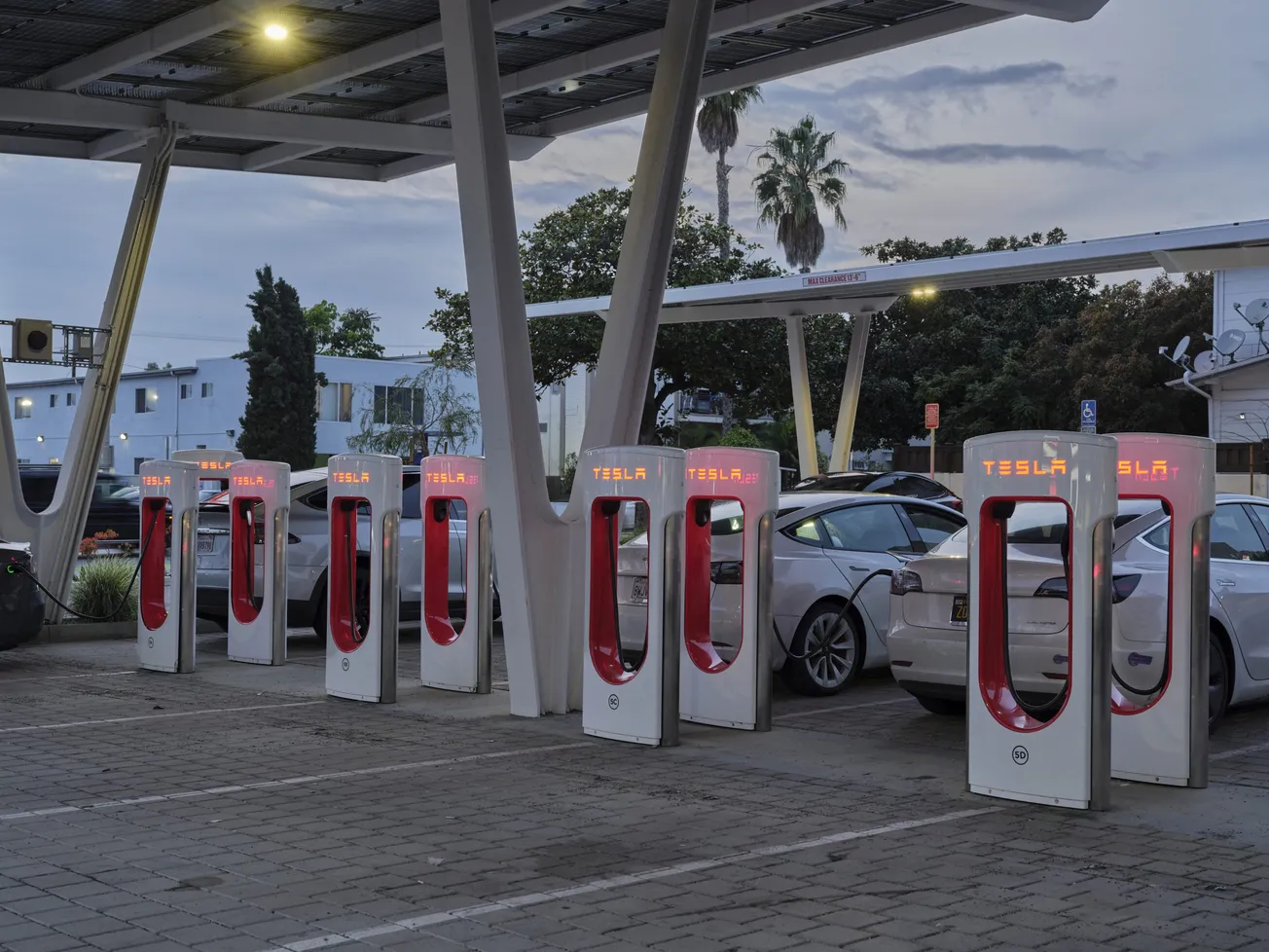 Tesla intensifica recortes de empleo en China ante desaceleración de ventas