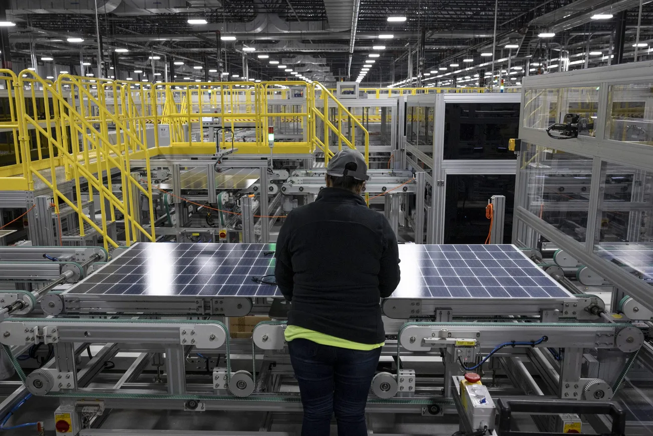 Biden busca fortalecer la energía solar con medidas fiscales y comerciales