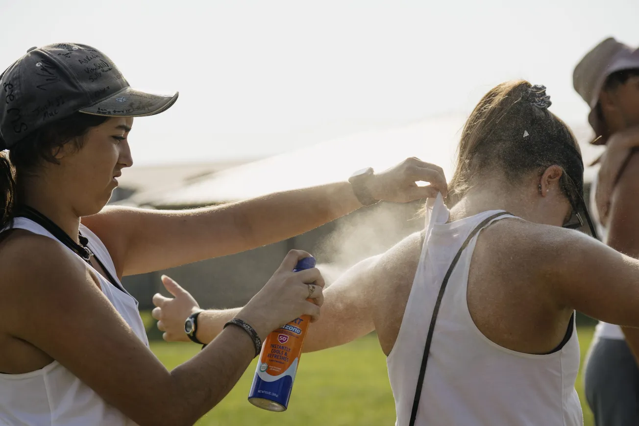 El protector solar en spray es conveniente, pero ¿es efectivo?