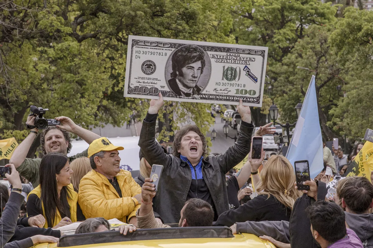 Los argentinos necesitan más pesos después de que Milei propusiera la dolarización