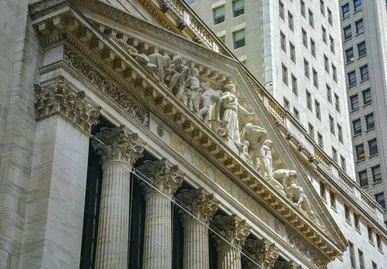 Dow Jones cerró con un nuevo récord mientras que el Nasdaq y el S&P 500 cayeron arrastrados por Nvidia