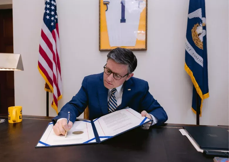 Mike Johnson insta a miembros del gabinete de Biden a pedir su dimisión