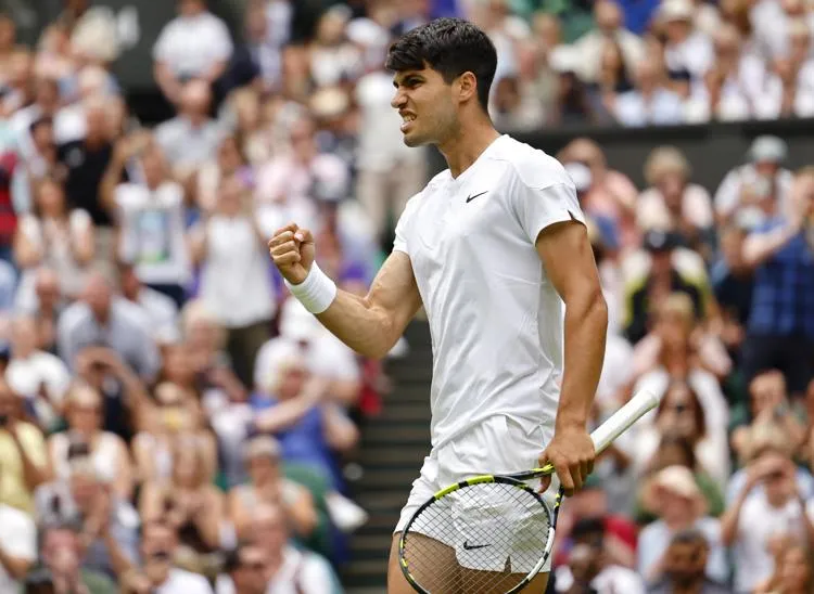 Carlos Alcaraz inicia con fuerza la defensa del título de Wimbledon