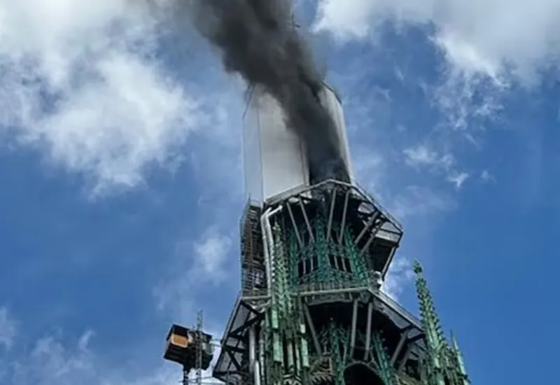 VIDEO | Bomberos apagan incendió en la catedral de Ruan, en Francia