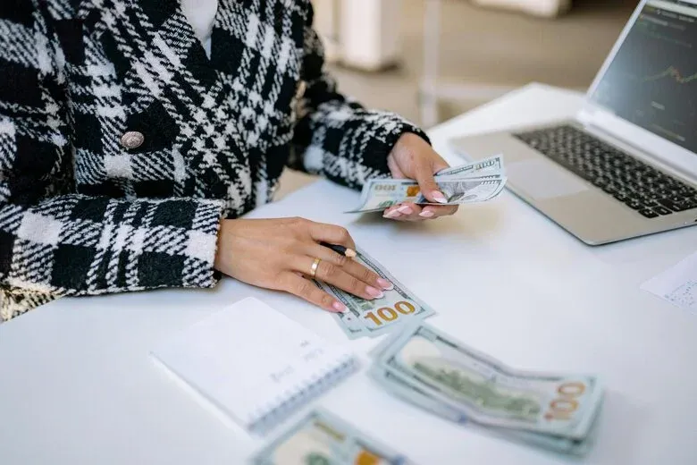 Los estadounidenses creen que necesitan $186,000 para vivir tranquilamente: ¿Es real esa cifra?