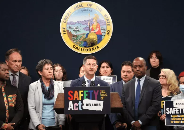 California refuerza protección de estudiantes LGBTQ+ con nueva legislación