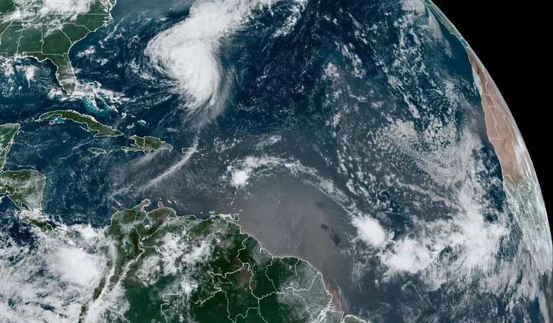 Huracán Ernesto se debilita y se convierte en tormenta tropical mientras se aleja de Bermudas