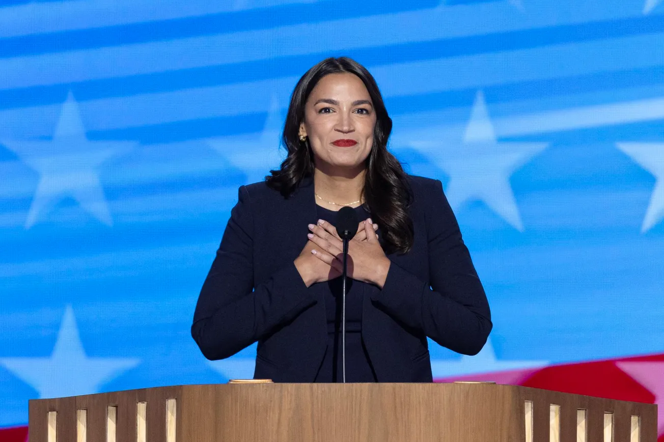 La congresista de Nueva York, Ocasio-Cortez apoya a Harris y resalta su origen trabajador