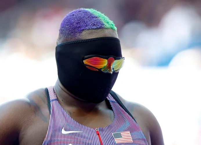 Raven Saunders impresiona en los Juegos Olímpicos de París 2024 con su estilo audaz