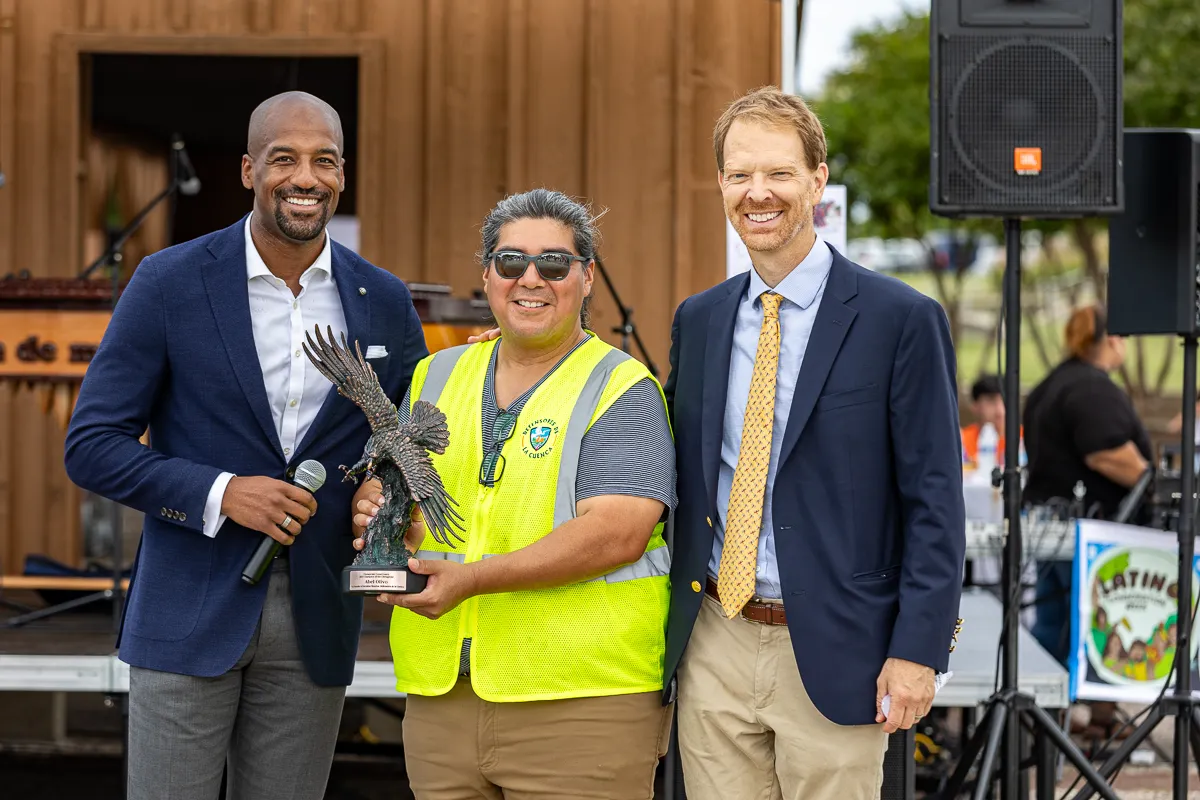 Líder latino en conservación recibe el premio “Champion of the Chesapeake”