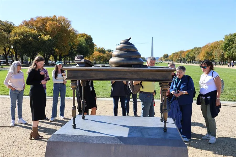 La estatua "Resolute Desk" permanecerá en el National Mall hasta el 6 de noviembre