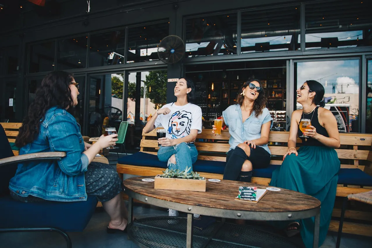 La amistad tiene precio: la “friendflation” está rompiendo vínculos sociales