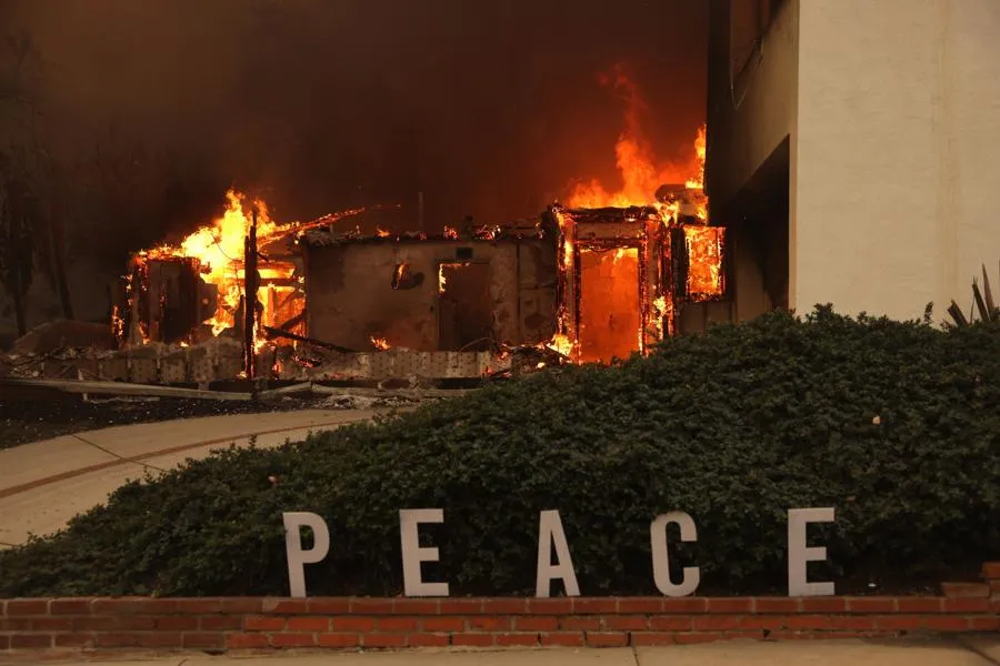 Lo que sabemos sobre lo que provocó los incendios en L.A.