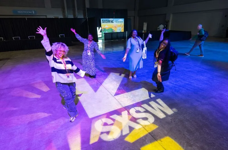 Lush impacta SXSW con mensaje poderoso contra los tiroteos escolares