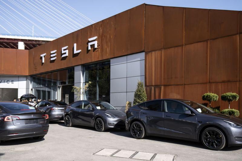 Autopiloto de Tesla bajo investigación por efectividad en medidas de seguridad