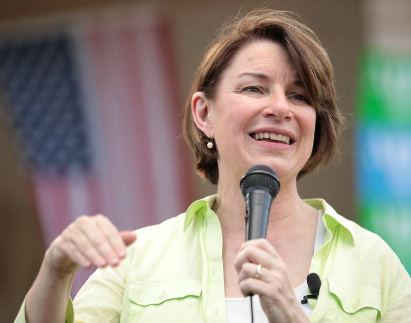 Senadora Amy Klobuchar revela que tuvo cáncer de mama